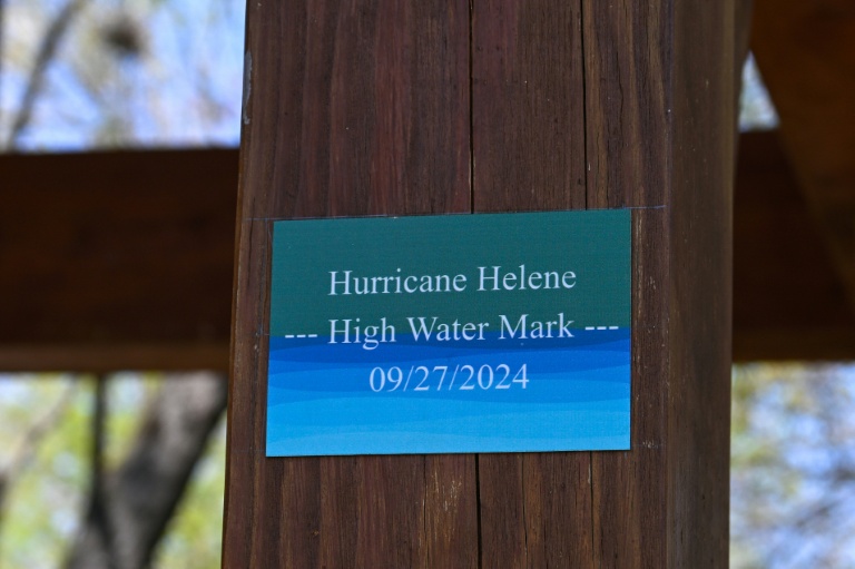 Un marqueur indiquant le niveau  des inondations lors de l'ouragan Helene, à Flat Rock,en  Caroline du Nord, le 9 avril 2026