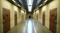 Un couloir de la prison de la Santé à Paris, le 12 avril 2019