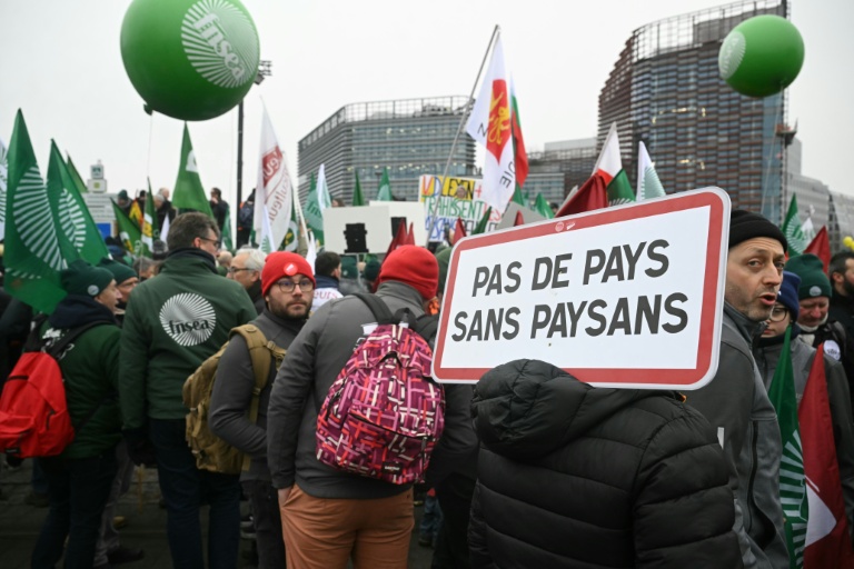 Des agriculteurs européens manifestent devant le Parlement européen contre l'accord de libre-échange entre l'UE et les pays du Mercosur le 20 janvier 2026 à Strasbourg
