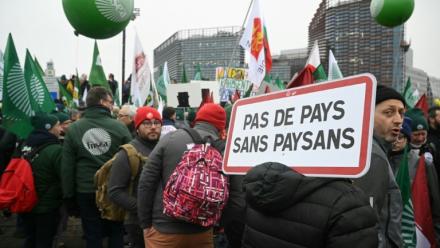 Des agriculteurs européens manifestent devant le Parlement européen contre l'accord de libre-échange entre l'UE et les pays du Mercosur le 20 janvier 2026 à Strasbourg