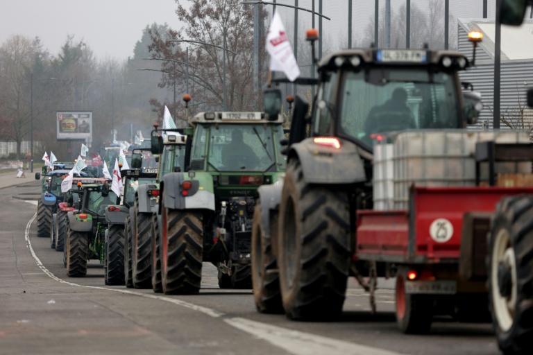 Des agriculteurs venus protester avec leurs tracteurs devant le Parlement européen contre le Mercosur le 21 janvier 2026, à Strasbourg 