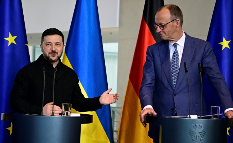 Friedrich Merz (d) et Volodymyr Zelensky (g) en conférence de presse à Berlin le 14 avril 2026