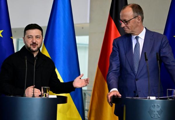 Friedrich Merz (d) et Volodymyr Zelensky (g) en conférence de presse à Berlin le 14 avril 2026