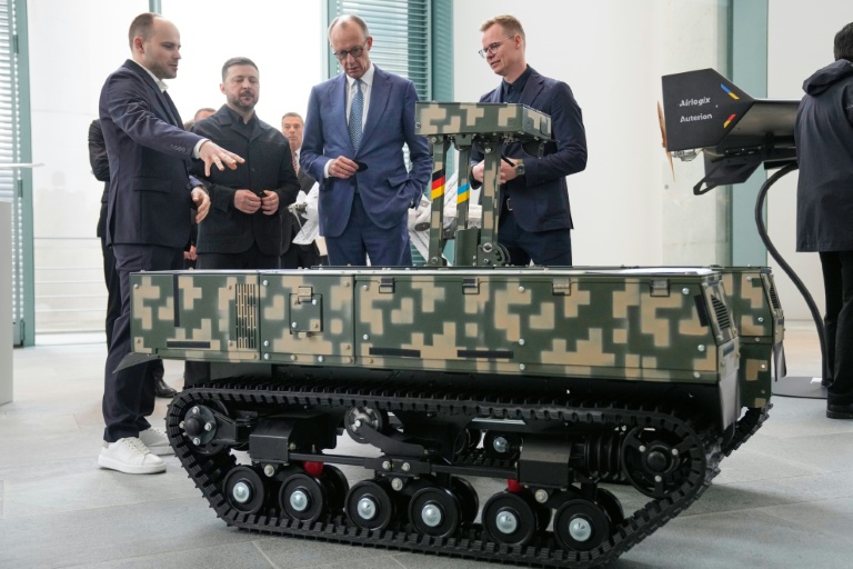  Le chancelier allemand Friedrich Merz (3e g) et le président ukrainien Volodymyr Zelensky (2e g) assistent à une présentation de drones issus de la coopération germano-ukrainienne, le 14 avril 2026 à Berlin