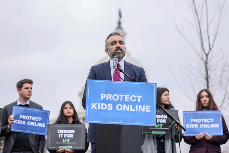 Le procureur du Nouveau-Mexique Raul Torrez à Washington lors d'un rassemblement pour réclamer la protection des enfants et des adolescents sur les réseaux sociaux, le 31 janvier 2024