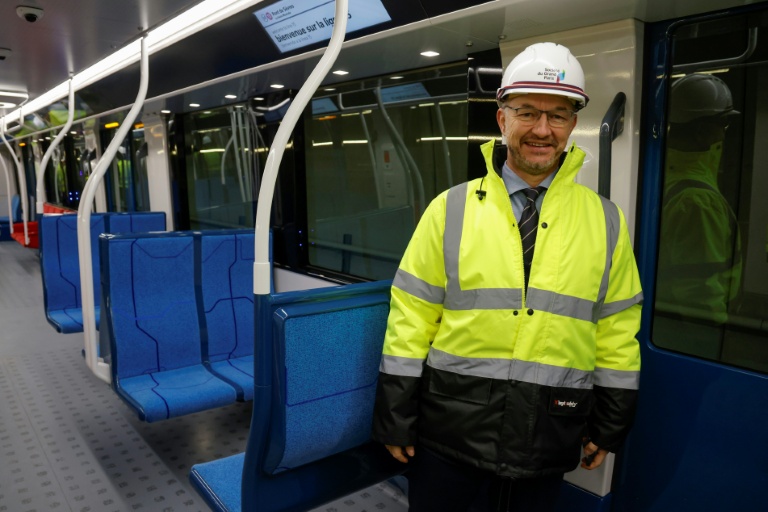 Le président du directoire de la SGP Jean-François Monteils, dans le premier train de la ligne 15, une partie du projet de Grand Paris express, à Champigny-sur-Marne, dans le Val-de-Marne le 28 novembre 2023
