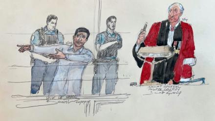 Croquis d'audience réalisé le 21 septembre 2026 montrant Loïk Le Priol, debout à gauche, devant la cour d'assises de Paris pour le meurtre du rugbyman argentin Federico Martin Aramburu