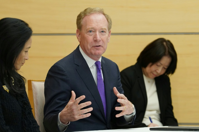 Le vice-président de Microsoft, Brad Smith, au centre, à Tokyo le 3 avril 2026