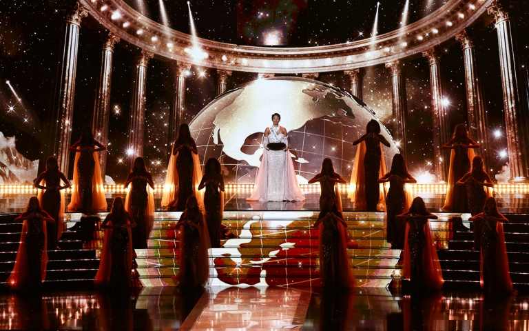 Miss France 2025, Angélique Angarni-Filopon, apporte la couronne de Miss France 2026 sur scène lors de l'élection au Zénith d'Amiens, le 6 décembre 2025