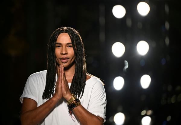 Le styliste français Olivier Rousteing salue le public à l'issue du défilé Balmain présentant la collection prêt-à-porter femme printemps-été 2026, lors de la Fashion Week de Paris, le 1er octobre 2025