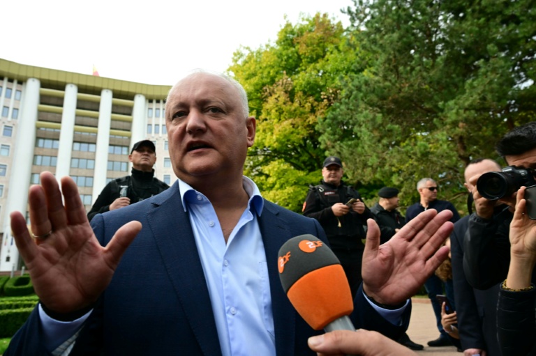 L'ex-président socialiste prorusse de la Moldavie Igor Dodon s'exprime devant la presse à Chisinau lors d'un rassemblement devant le parlement du pays le 29 septembre 2025, au lendemain de la victoire des pro-européens aux législatives