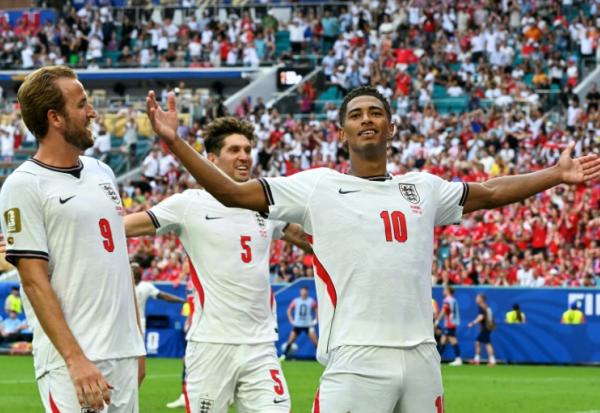 Jude Bellingham (d), auteur d'un doublé pour l'Angleterre face à la Norvège, entouré de ses coéquipiers Harry Kane (g) et John Stones, en quart de finale du Mondial, le 11 juillet 2026 à Miami
