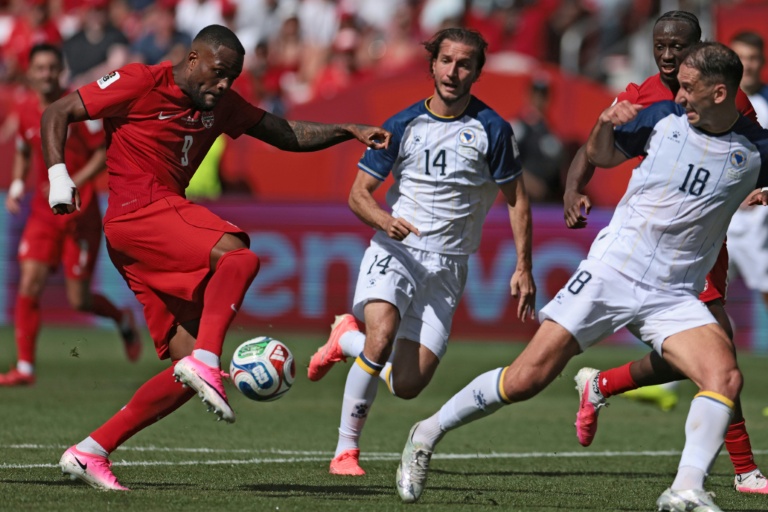 Cyle Larin (g) tire et égalise pour le Canada lors du match de Coupe du monde contre la Bosnie-Herzégovine (1-1), le 12 juin 2026 à Toronto (Canada).