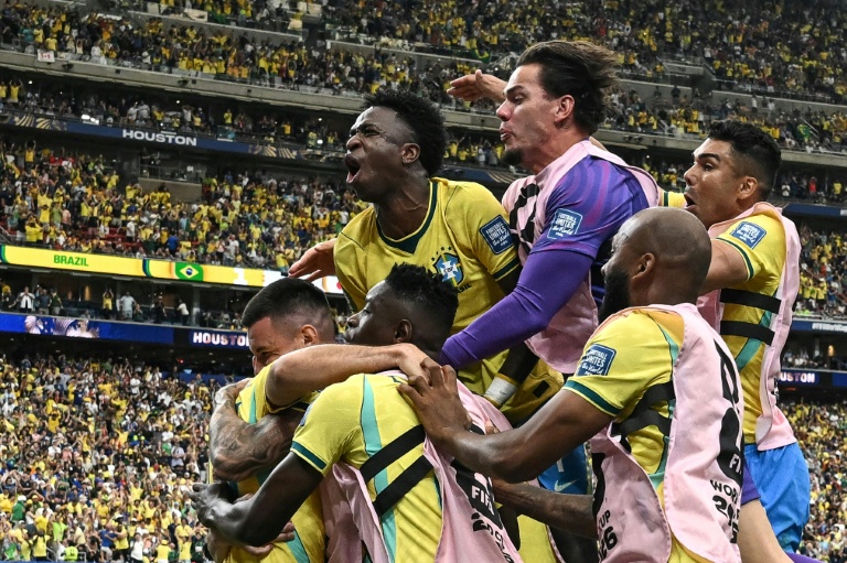 La joie des Brésiliens après le but de Gabriel Martinelli face au Japon (2-1) le 29 juin 2026 à Houston qui les envoie en huitième de finale du Mondial-2026   

