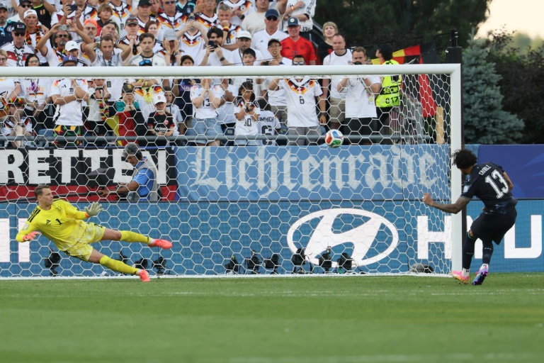 Sixième tireur du Paraguay lors de la séance de tirs au but, Jose Canale trompe le gardien allemand Manuel Neuer et envoie les Sud-Américains en huitième de finale de la Coupe du monde le 29 juin 20226 à Foxborough 