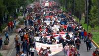 Des enseignants et des élèves marchent vers le stade de Mexico où doivent se dérouler jeudi la cérémonie et le match d'ouverture de la Coupe du monde de football, le 9 juin 2026 au Mexique