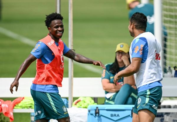 Vinicius Junior (g) à l'entraînement avec le Brésil avant son entrée en lice en Coupe du monde contre le Maroc, le 11 juin 2026 à Morristown (New Jersey).