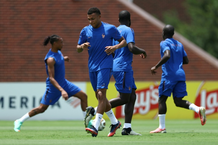 Les joueurs de l'équipe de France et Kylian Mbappé lors d'une séance d'entraînement sur les installations du University Park, à Dallas, le 13 juillet 2026, à la veille d'affronter l'Espagne 