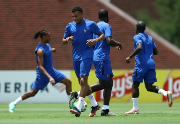 Les joueurs de l'équipe de France et Kylian Mbappé lors d'une séance d'entraînement sur les installations du University Park, à Dallas, le 13 juillet 2026, à la veille d'affronter l'Espagne 