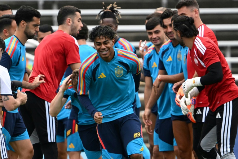 A l'entraînement lundi, les joueurs de l'Espagne font une haie d'honneur à Lamine Yamal, qui fêtait ses 19 ans le 13 juillet.