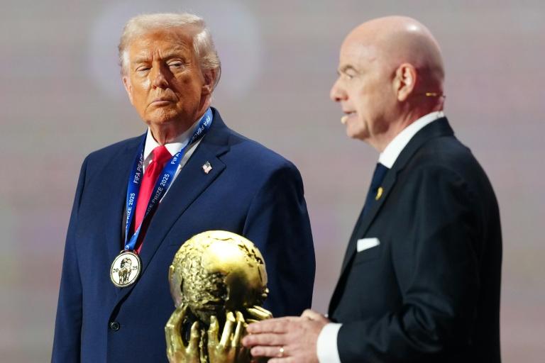 Donald Trump (à gauche) recevant le prix de la Paix de la Fifa des mains de Gianni Infantino le 5 décembre 2025 au Kennedy Center de Washington lors du tirage au sort de la Coupe du monde 2026 de football