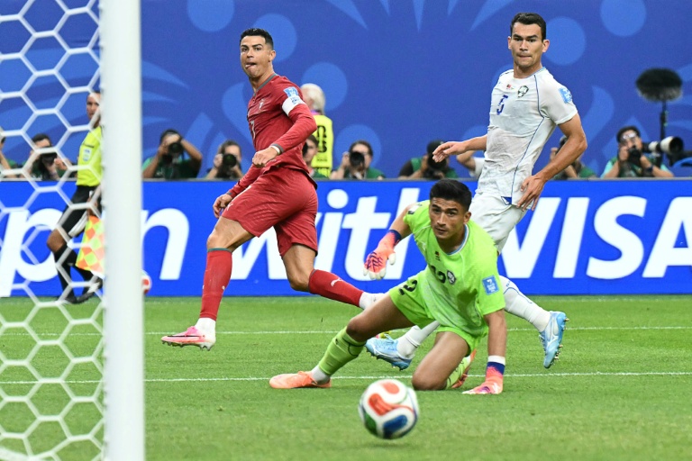 Cristiano Ronaldo inscrit son deuxième but lors du match remporté par le Portugal (5-0) face à l'Ouzbekistan le 23 juin 2026 à Houston. Critiqué après un premier match raté face à la RD Congo, objet d'un débat sur sa place de titulaire inamovible en sélection, le buteur a répondu sur le terrain