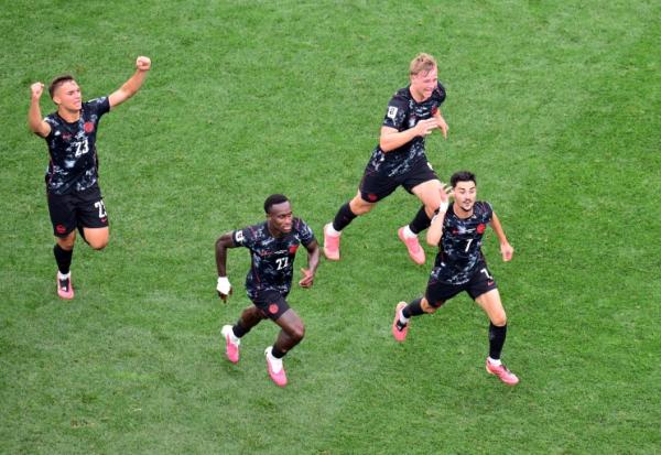 Le capitaine canadien Stephen Eustaquio (à droite) suivi par ses coéquipiers après avoir inscrit dans le temps additionnel le but de la qualification pour les huitièmes de finale de la Coupe du monde. Vainqueurs 1-0 de l'Afrique du Sud le 28 juin 2026 à Los Angeles, les Canucks affronteront au tour suivant les Pays-Bas ou le Maroc