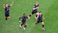 Le capitaine canadien Stephen Eustaquio (à droite) suivi par ses coéquipiers après avoir inscrit dans le temps additionnel le but de la qualification pour les huitièmes de finale de la Coupe du monde. Vainqueurs 1-0 de l'Afrique du Sud le 28 juin 2026 à Los Angeles, les Canucks affronteront au tour suivant les Pays-Bas ou le Maroc