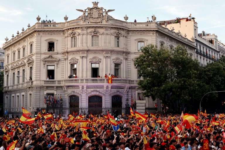 La foule de supporters massés place de la fontaine de Cibeles à Madrid pour le retour des champions du monde espagnols, le 20 juillet 2026