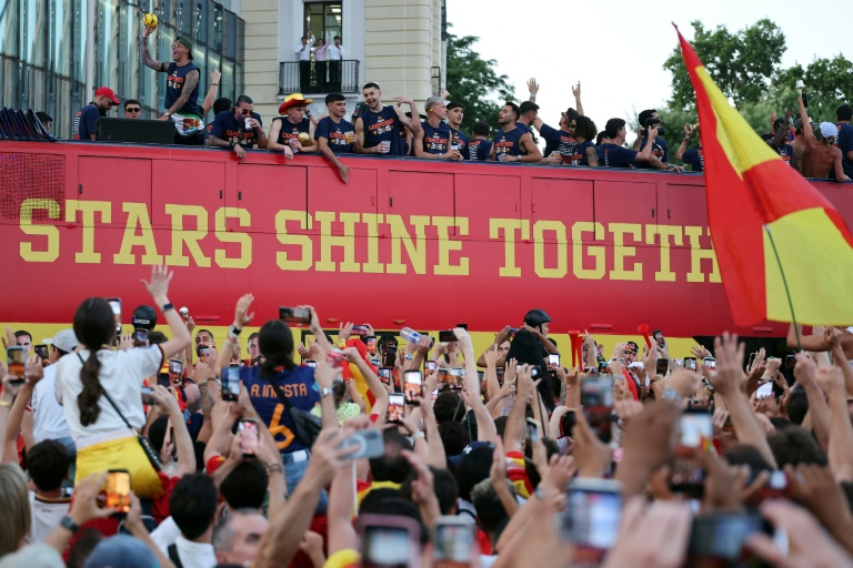 Les champions du monde espagnols acclamés par leurs supporters lors de la parade organisée dans les rues de Madrid, le 20 juillet 2026