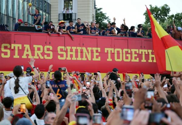 Les champions du monde espagnols acclamés par leurs supporters lors de la parade organisée dans les rues de Madrid, le 20 juillet 2026