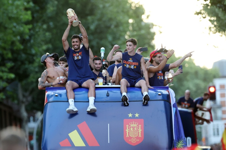 Rodri brandit le trophée de la Coupe du monde lors de la parade des champions du monde espagnols dans les rues de Madrid, le 20 juillet 2026