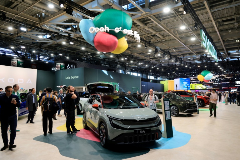 Des véhicules présentés au Mondial de l'automobile, à Paris, le 12 octobre 2026