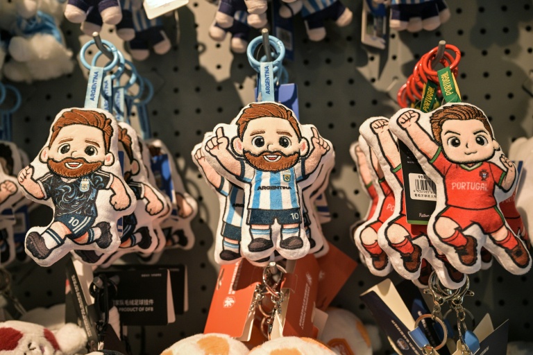 Des produits dérivés à l'effigie de Lionel Messi et de Cristiano Ronaldo, dans l'usine All Star Partner, à Yiwu, en Chine, où elles sont confectionnées, le 5 juin 2026