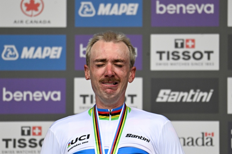Brandon McNulty en pleurs sur la plus haute marche du podium de la course en ligne des Championnats du monde de cyclisme le 27 septembre 2026 à Montréal