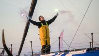 Charlie Dalin célèbre sa victoire dans le Vendée Globe aux Sables- d'Olonne le 14 janvier 2025.