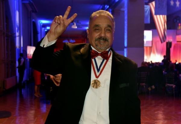 Le tromboniste et légende de la salsa Willie Colon pause après avoir reçu un prix à New York, le 12 mai 2018.