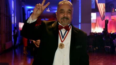 Le tromboniste et légende de la salsa Willie Colon pause après avoir reçu un prix à New York, le 12 mai 2018.