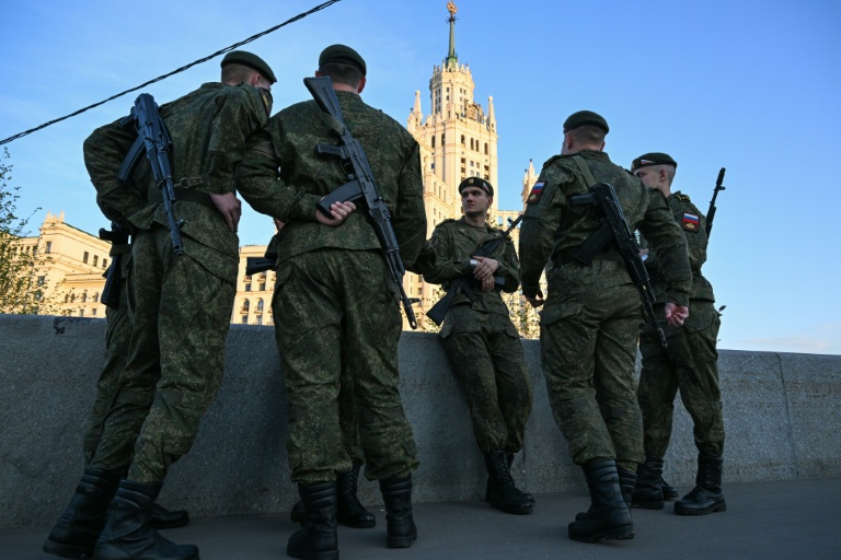 Des militaires russes attendent le début des répétitions du défilé militaire du 9-Mai, sur la place Rouge à Moscou, le 4 mai 2026