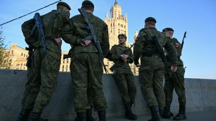 Des militaires russes attendent le début des répétitions du défilé militaire du 9-Mai, sur la place Rouge à Moscou, le 4 mai 2026