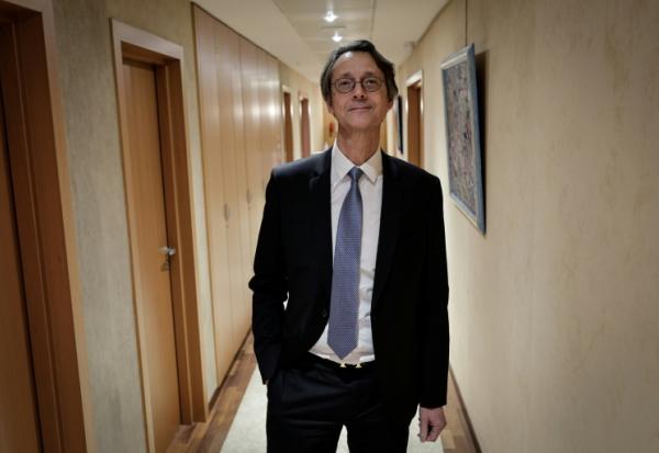 Le directeur général de Safran Olivier Andriès dans les locaux du groupe français à Paris, le 13 février 2026