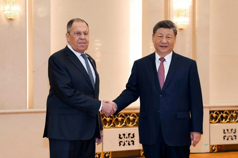 Photo diffusée sur le compte Telegram du ministère russe des Affaires étrangères, le 15 avril 2026, montrant le ministre russe des Affaires étrangères, Sergueï Lavrov (g) et le président chinois Xi Jinping à Pékin