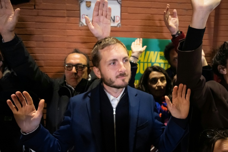 Le député LFI et candidat à la mairie de Toulouse, François Piquemal (c), après l'annonce de sa défaite au 2e tour des municipales, le 22 mars 2026 à Toulouse