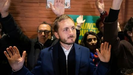 Le député LFI et candidat à la mairie de Toulouse, François Piquemal (c), après l'annonce de sa défaite au 2e tour des municipales, le 22 mars 2026 à Toulouse