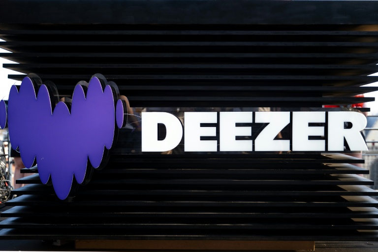 Deezer a lancé un détecteur gratuit permettant aux utilisateurs de différentes plateformes de streaming de scanner leurs playlists pour savoir si elles contiennent des titres entièrement générés par IA