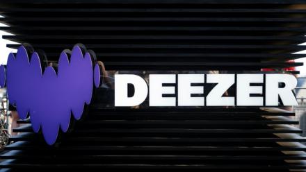 Deezer a lancé un détecteur gratuit permettant aux utilisateurs de différentes plateformes de streaming de scanner leurs playlists pour savoir si elles contiennent des titres entièrement générés par IA