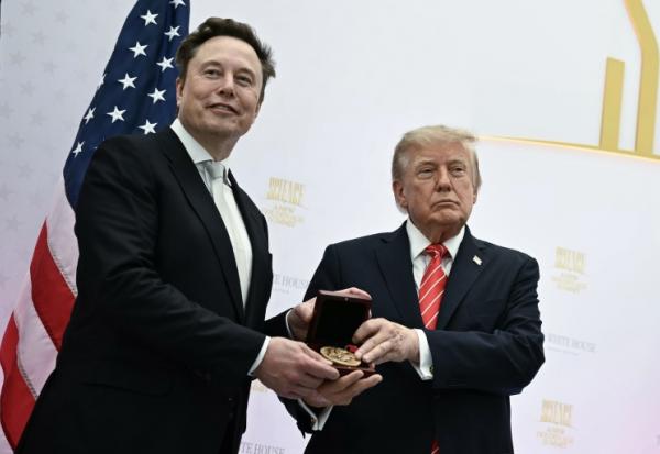 Le président américain Donald Trump (D) et Elon Musk (G) à Washington DC, le 8 octobre 2026