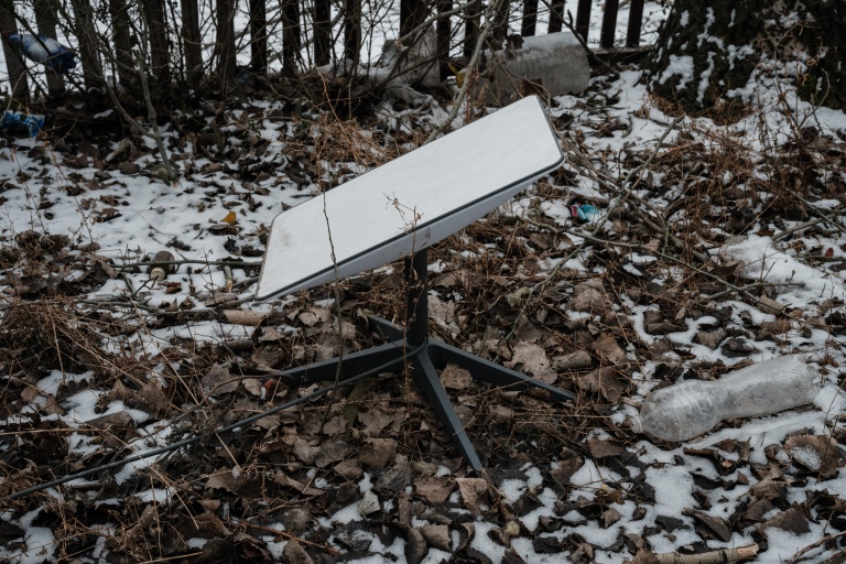 Le système de connexion Internet par satellite Starlink utilisé par les militaires ukrainiens est visible à Bakhmout, dans l'est de l'Ukraine, le 1er février 2023