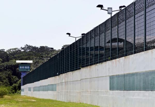 Un mur d'enceinte du centre pénitentiaire de Guyane à Cayenne, le 8 juin 2011