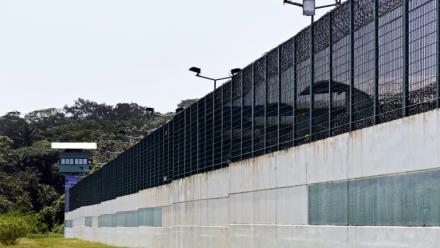Un mur d'enceinte du centre pénitentiaire de Guyane à Cayenne, le 8 juin 2011